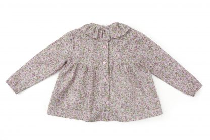 Vista espalda blusa estampada flores pequeñas tonos rosa. Modelo Peonia.