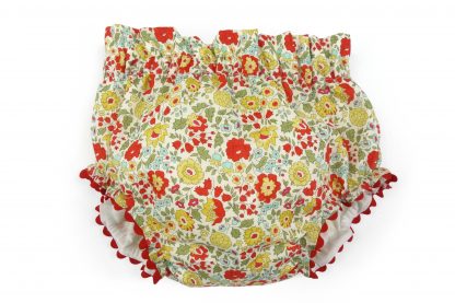 Vista frontal culotte liberty estampado flores rojo, verde y amarillo. Modelo Scarlett.