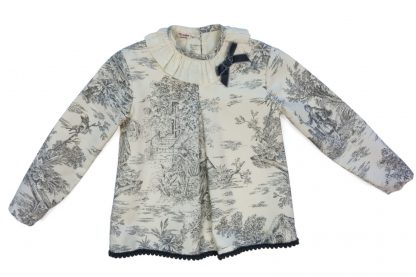 Vista frontal blusa toyle jouy gris y marfil.