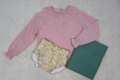 Vista frontal deliberty flores, con camisa plumeti rosa y tela plumeti verde.