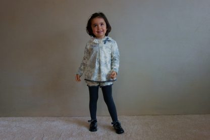 Niña posando con conjunto toile de jouy Odette.