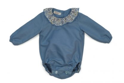 Imagen frontal ranita bebe color azul con cuello Liberty