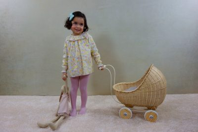 Niña posando con jesusito liberty Rosalie