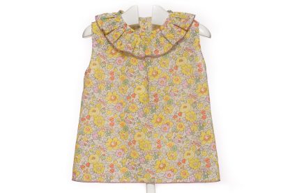 Blusa sin mangas en liberty flores rosas, verde y amarillo.